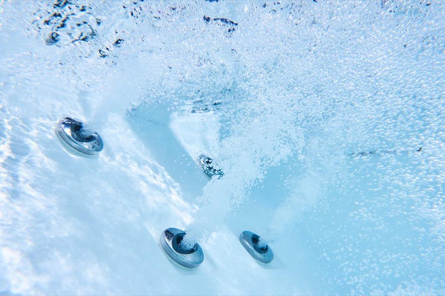 Saltwater vs. Chlorine Hot Tubs: Which Is Better?